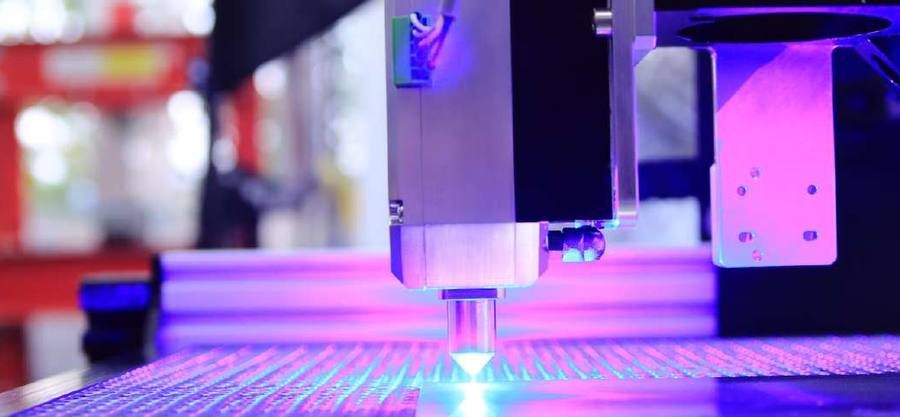 Router CNC cortando lámina plástica en planta de manufactura